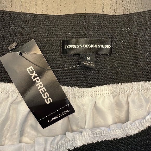 NWT - Express Black & White Watercolor Floral Mini Skirt lined w pockets, Size M - Picture 2 of 8